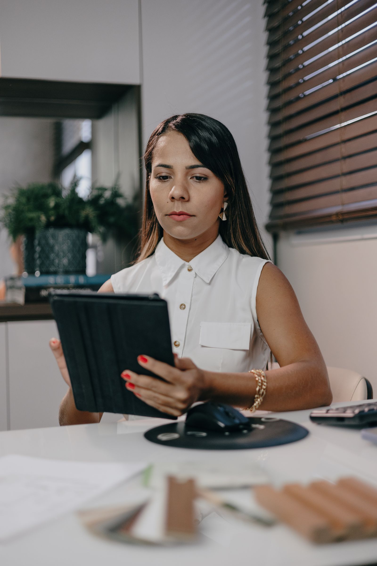 Dueña de una pyme revisando datos de su negocio en una tablet