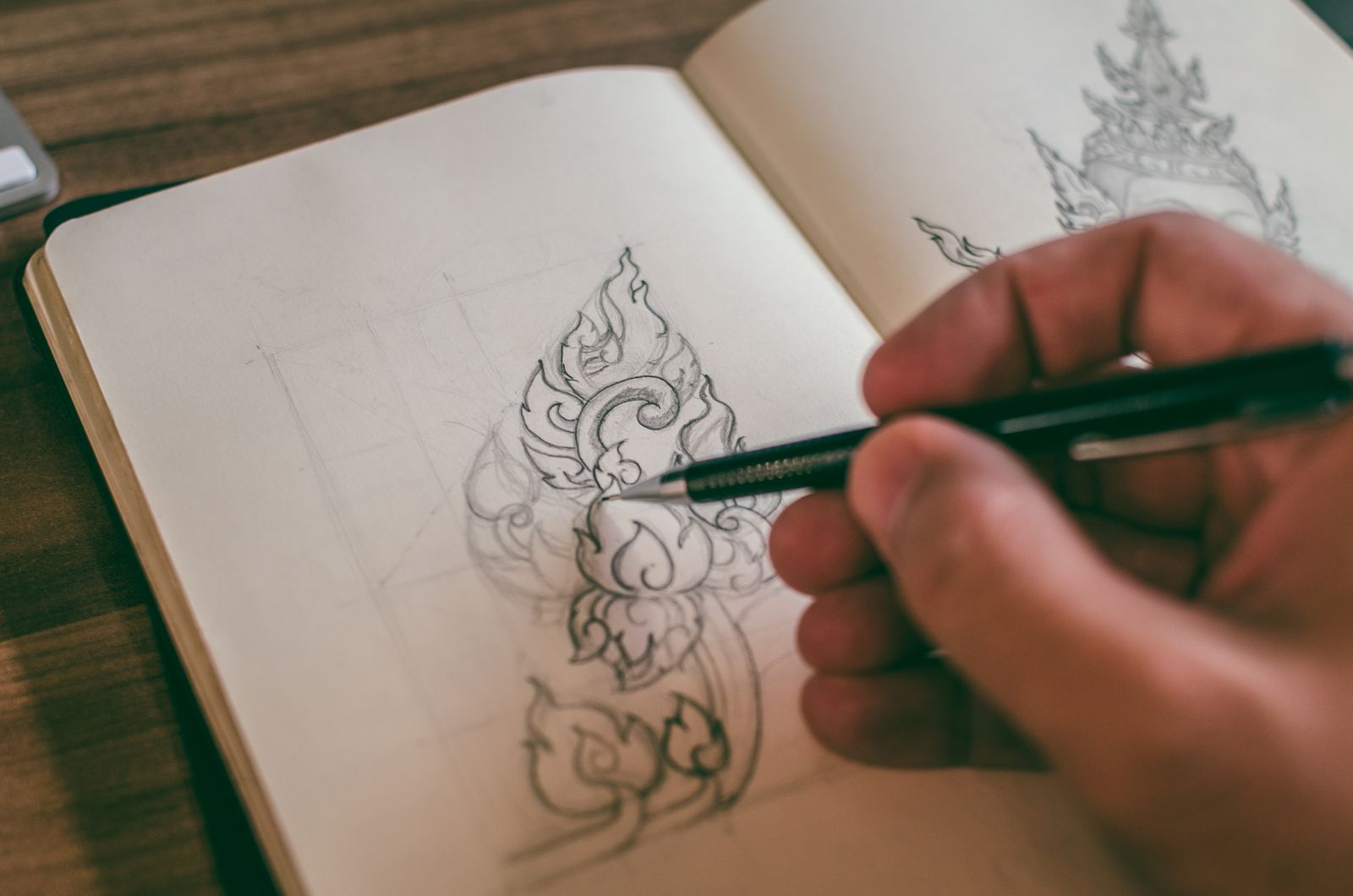 Diseñador revisando distintas versiones de un logo durante un proceso de rediseño