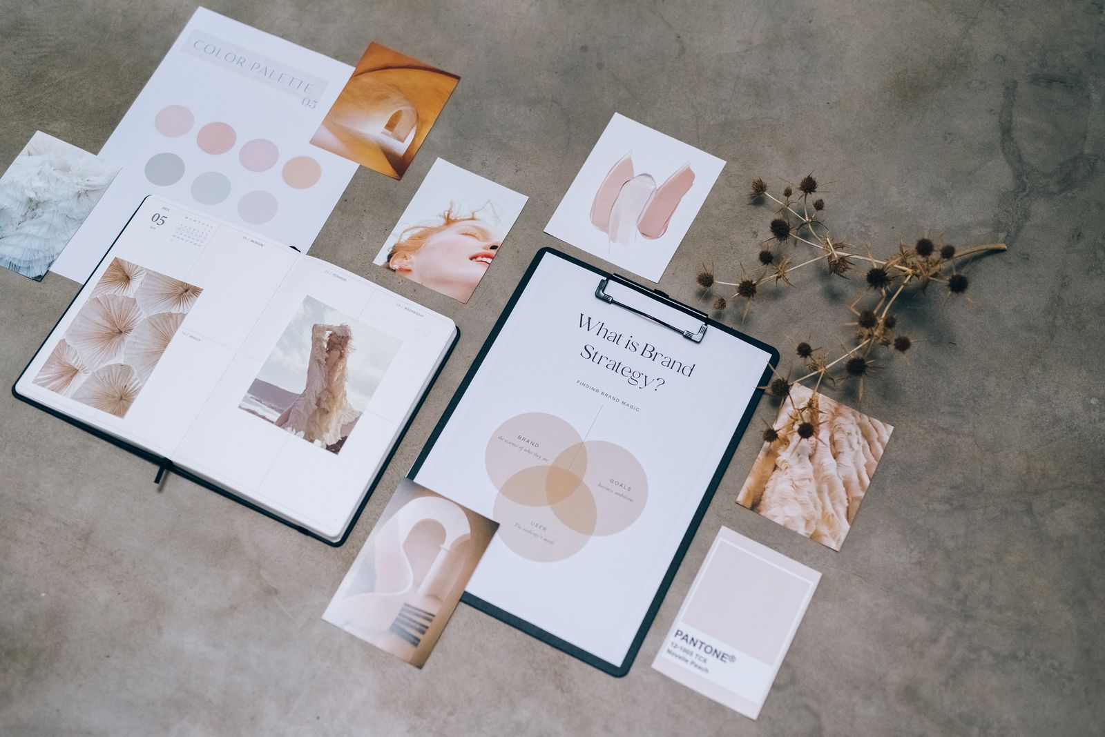 Diseñadora trabajando en la identidad visual de una marca con muestras de color y tipografías